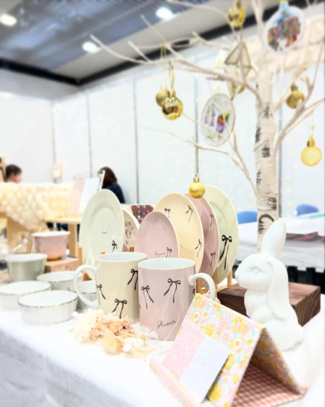 クリスマスフェスタ2024、ただいまツインメッセ静岡で開催中です🎄
入場無料なので、ぜひ遊びにきてください🥰＜本日ごご4時まで！

┈+┈+┈+┈+┈+┈

🎄ブースNo.74「ポーセラーツサロンAmelie」
真っ白な白磁にお好きな転写紙を貼って、世界に一つのテーブルウェアを作ってみませんか？？  【体験の内容】 ポーセラーツワークショップ

┈+┈+┈+┈+┈+┈

🎄イベント名称
#ホビーのまち静岡 #クリスマスフェスタ2024
https://hobby-shizuoka.jp/xmas/

🎄開催日時
2024年
12月7日（土）10:00～17:00
12月8日（日）10:00～16:00

🎄開催会場
#ツインメッセ静岡 北館・南館

🎄入場料
無料

🎄主催
ホビー推進協議会静岡